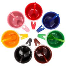 Taza blanca con interior, asa de color y cucharita